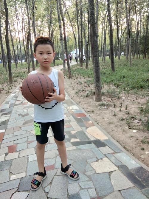 1、每天清晨我都会去公园，与朋友一起打篮球