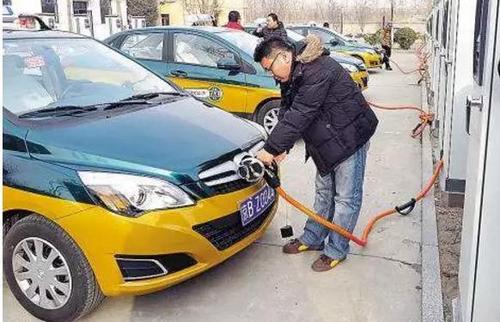 2023年新能源汽车能出租吗？北京新能源出租车20万起卖,一年赚多少钱!